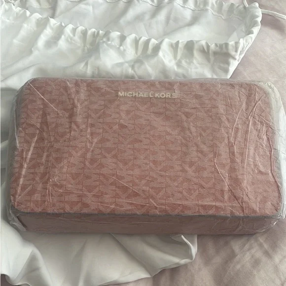 New Michael Kors small bag. I have even open the wrapping papers. - Picture 4 of 8